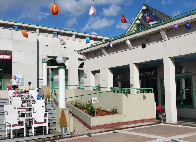 Prestige café se spogleduje z Blejskim gradom.