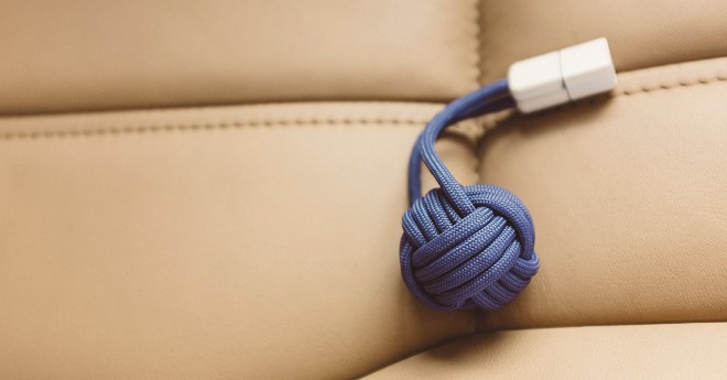 BOLD Knot je mobilna baterija in USB polnilec tako za iPhone kot za Android.
