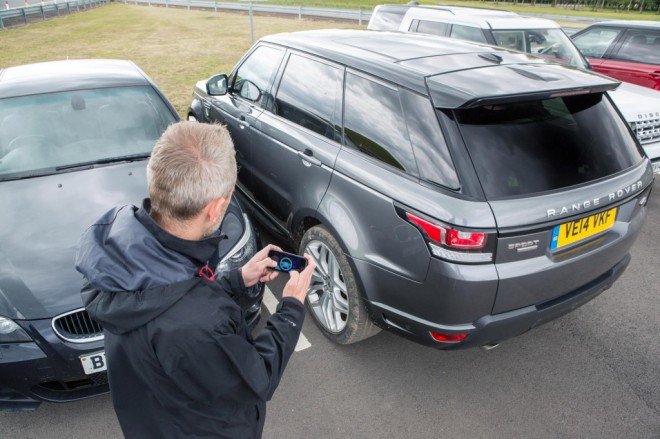 レンジローバー スポーツはスマートフォンを使って駐車できます。