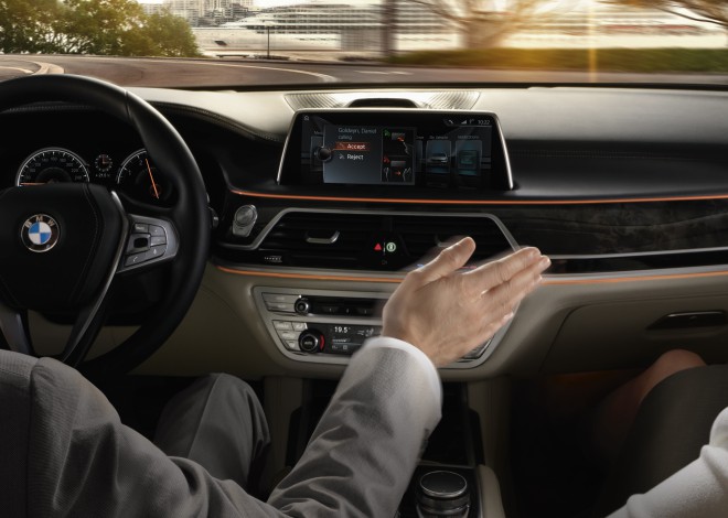 التحكم بالإيماءات في iDrive - ستتمكن أيضًا من التحكم في iDrive بالإيماءات. 