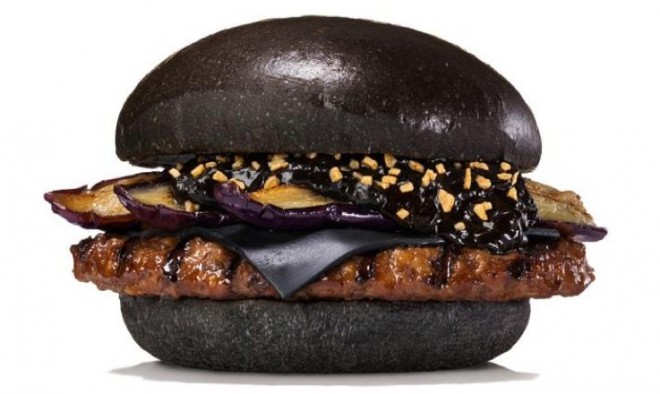 Kot oglje črni kruhki hamburgerja Kuro Shogun.