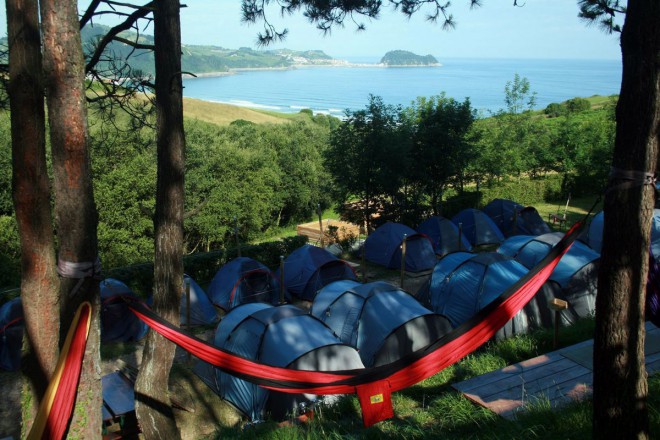 Vse do leta 2009 so tečaji potekali v Franciji, nato se je surf kamp Ujusansa preselil v španski zaliv Zarautz.