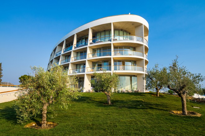 D-Resort šibenik postreže z arhiteturno zanimivimi rešitvami, ki napovedujejo luksuz tudi v vsebini in notranjosti. 