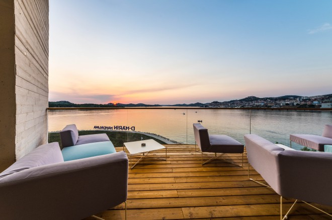 Čaroben pogled na šibeniško laguno in Šibenik. 