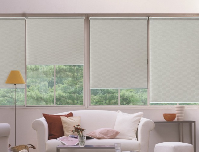 Les stores sont les premiers à empêcher les rayons de pénétrer dans l'appartement.