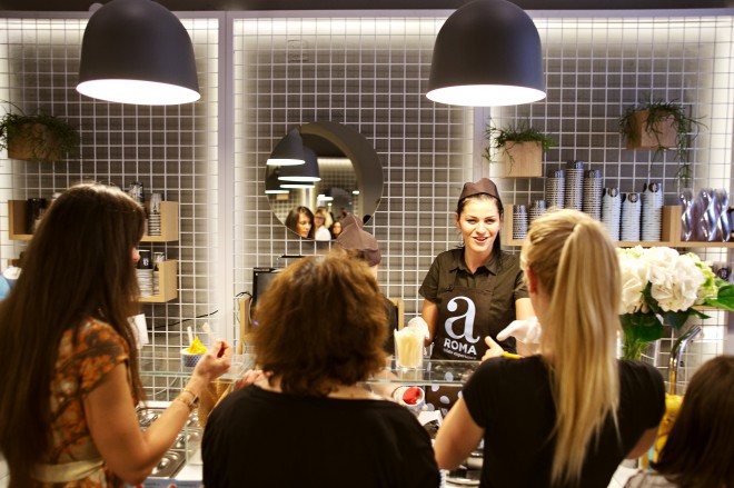Pojdimo na sladoledni maraton v "super kul" sladoledarnice in se ustavimo tudi v aROMA, gelato experience.
