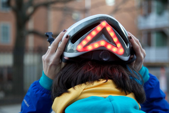 Der Fahrradhelm Lumos verbessert die nonverbale Kommunikation zwischen Radfahrern und Fahrern erheblich.