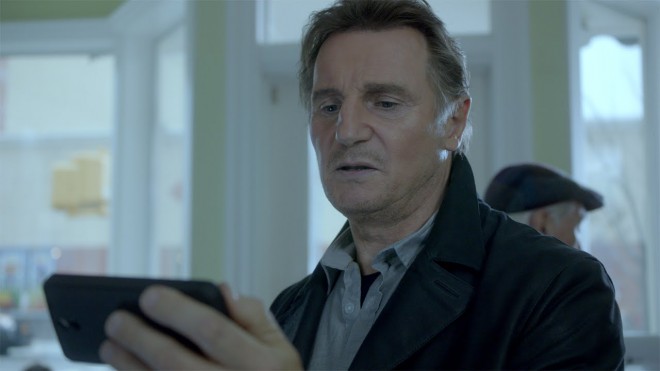 Liam Neeson em um anúncio da Supercell, onde assumiu seu papel na série de filmes Seqüestrado.