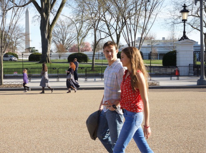 Joseph Gordon-Levitt y Shailene Woodley como Edward Snowden y Lindsay Mills.