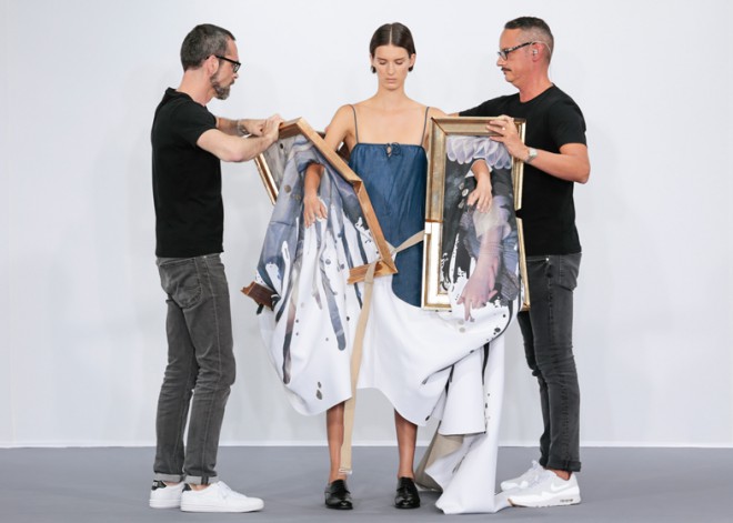 Takole sta Viktor in Rolf kar na modni brvi oblačila svoje manekenke v slike.
