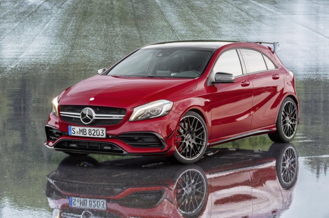 Preoblečeni Mercedes-Benz A45 AMG.