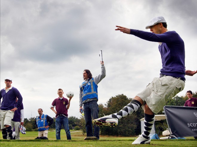 Nikar se ne čudite, če na golf igriščih opazite takšen prizor.
