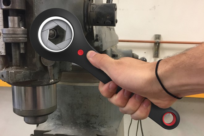 Aperture Wrench ne bi smel manjkati v nobeni delavnici.