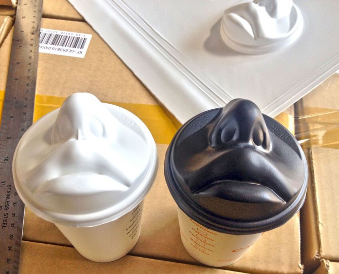 With the intimate coffee cap, Take Kiss Out, we feel as if we are kissing with coffee.