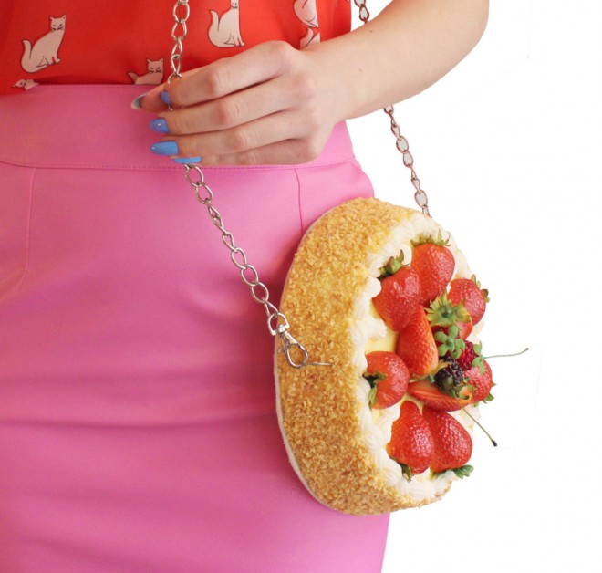 Ročna torbica kot torta? Okusno ali neokusno?