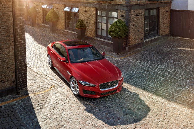 Jaguar XE dokáže poháňať aj trojlitrový šesťvalec, ktorý vyvinie brutálnych 340 koní. 