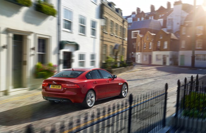 Jaguar XE je v naftovej verzii so 163 koňmi ekonomickejší a agresívnejší. 