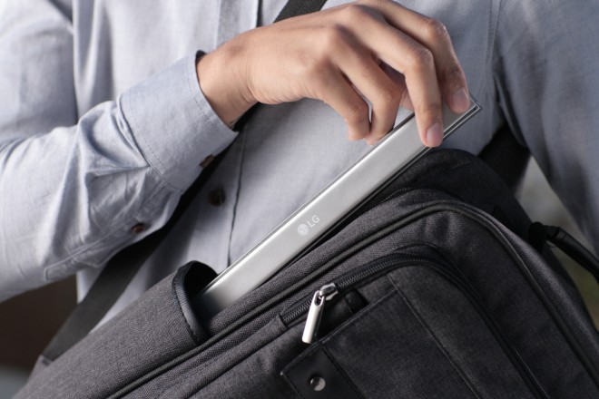 Le clavier pliable portable LG Rolly Keyboard se glisse dans n'importe quel trou.