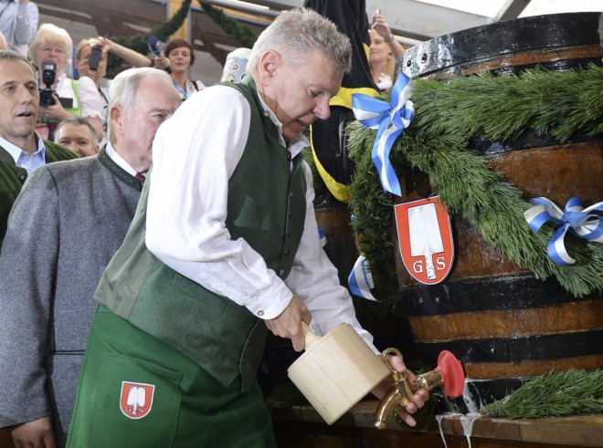 "O'zapft is!" ali uradno odprtje Oktoberfesta.