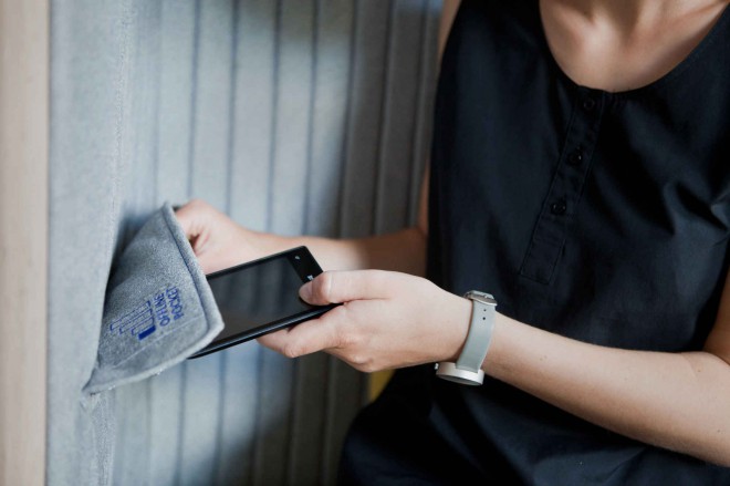 يحتوي الكرسي غير المتصل على جيب خاص يمنع اتصال Wi-Fi وإشارة الهاتف المحمول.