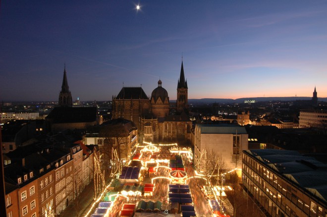 Julemarked på Katschhof-torget i Aachen. 