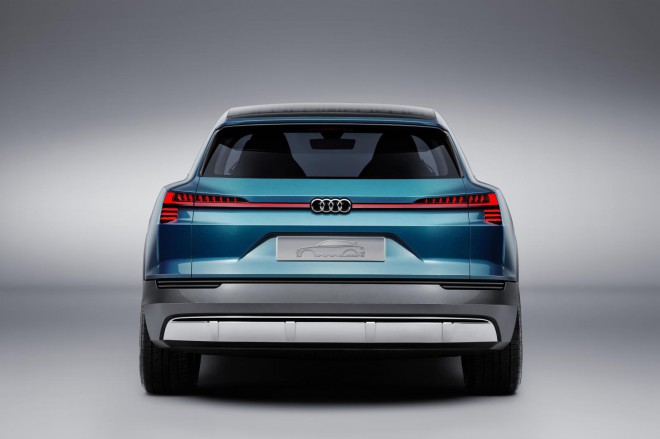Audi vil tilføje en helelektrisk SUV til sin flåde i 2018. Audi E-tron Quattro Concept er dens trailer.