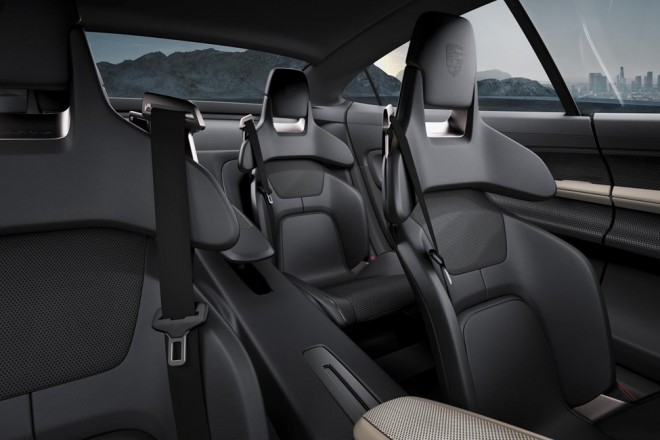 Čaká nás štúdia Porsche Mission E so štyrmi sedadlami. 