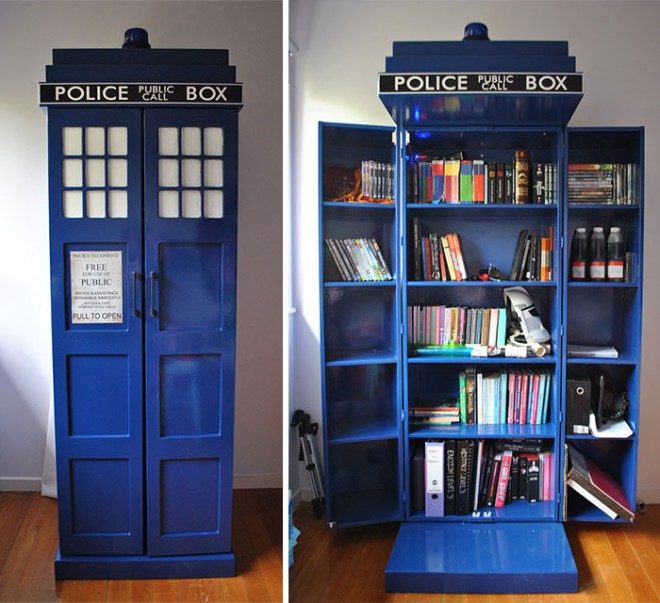 Knjižna polica, ki jo je navdahnila serija Doctor Who.