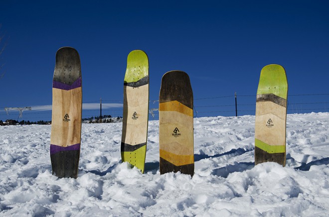 Ko asfalt prekrije sneg, se znebite koleščk in longboard Seasons preobrazite v smučarsko desko.
