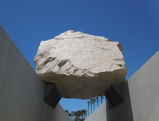 V losangeleškem muzeju umetnosti so dali na ogled 340-tonsko skalo.