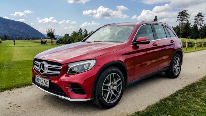 Tunnusomaisesta takaosaan putoavasta sivulinjasta on tullut Mercedes-Benzien tavaramerkki. 