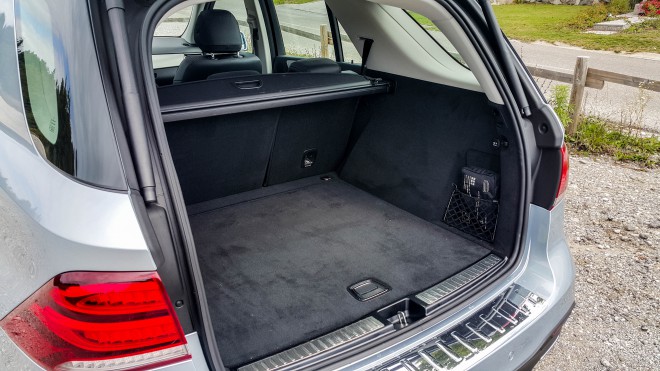 新型メルセデス・ベンツ GLE - スーツケース、ハンドバッグ、ショッピングバッグ。 