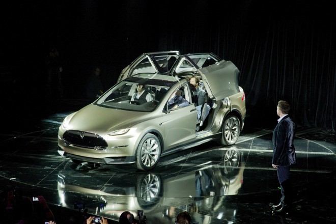 Elon Musk, automobilový Steve Jobs, se svým novým dítětem.