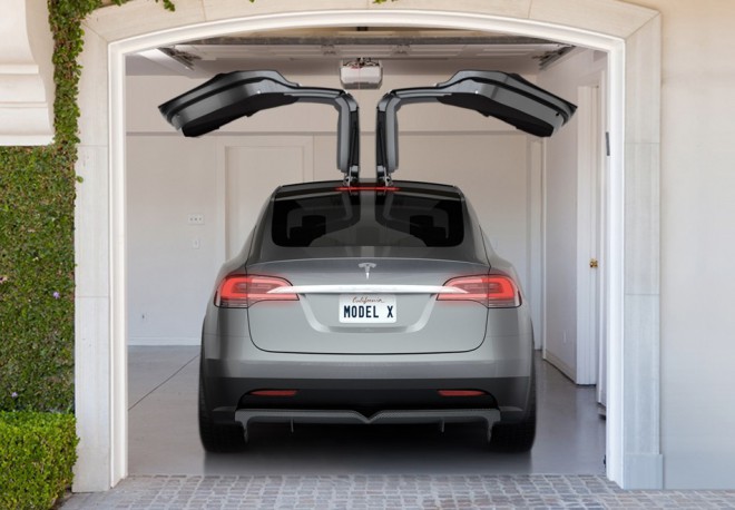 Tesla Model X se k prvním zákazníkům dostane již tento měsíc.