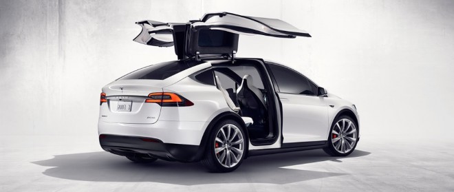 Tesla Model X na cestě od konceptu k výrobě neshodila zadní dveře, jak to ráda dělá.