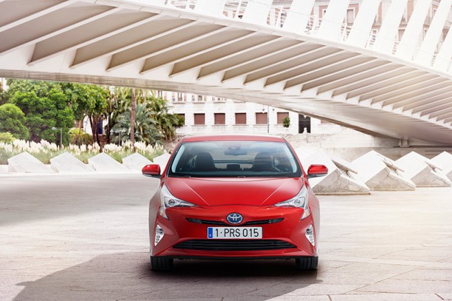 Toyota Prius tretje generacije po šestih leti žezlo predaja mlajši.