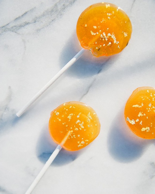 Honey lollipops with lavender and gold