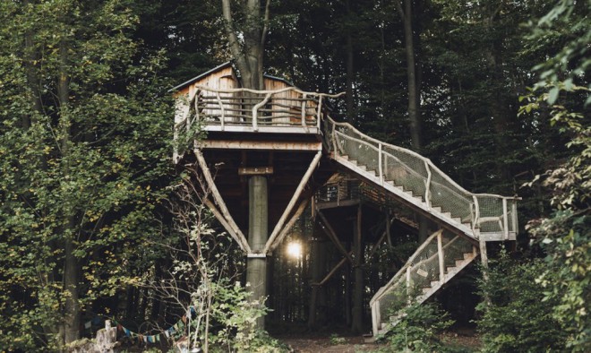 Baumhaushotel Robins Nest is tucked away in the realm of trees.