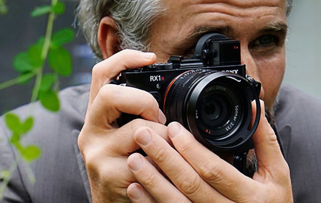 Die Sony RX1R II hat einen aufklappbaren elektronischen Sucher.