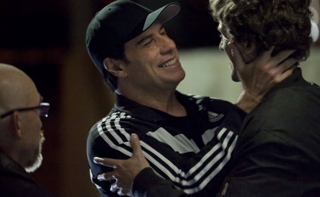 John Travolta, Dan Stevens in Jackie Earle Haley v filmu Criminal Activities.