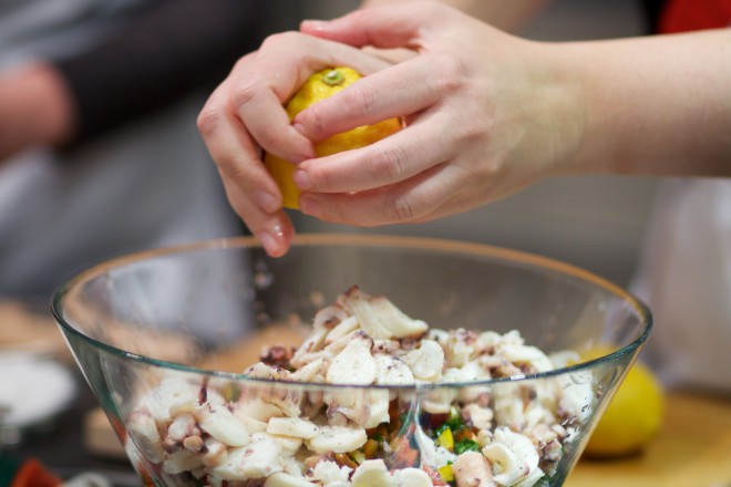 Preparación de pulpo en ensalada.