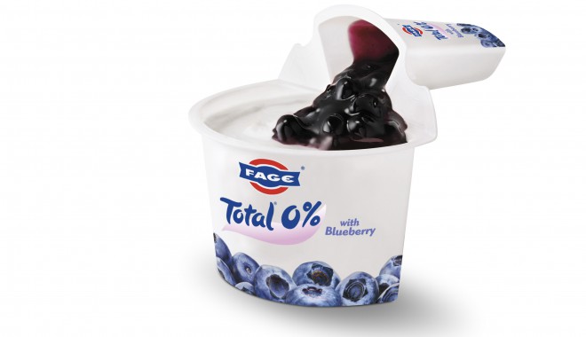 Fage Total grški jogurt v predeljenih lončkih je na voljo z okusom borovnice, maline in granatnega jabolka.