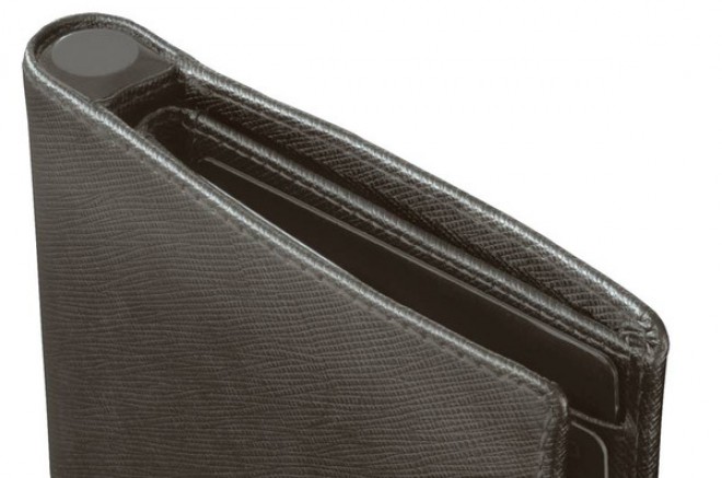 The Nomad wallet hides both the cable and the battery inconspicuously.