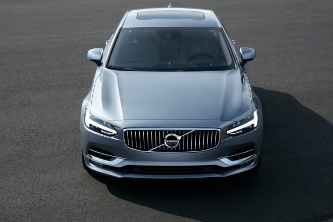 Volvo S90 je povsem pretrgal vezi s predhodnikom.