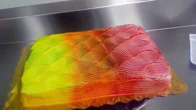 Onko tämä kakku keltainen, oranssi ja vaaleanpunainen vai violetti, turkoosi ja fluoresoiva vihreä? Internet, apua!