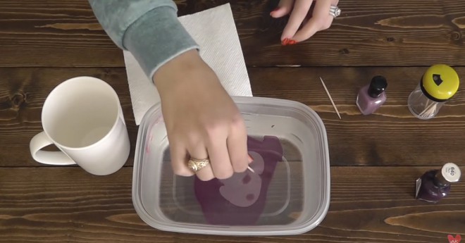 Taza DIY decorada con esmalte de uñas.