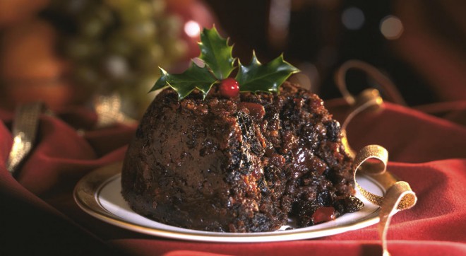 Tradicionalni angleški božični puding lahko dekorirate tudi z vanilijevim sladoledom.
