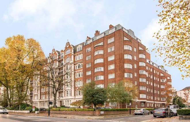 Van buitenaf lijkt dit appartementencomplex niets bijzonders, maar één van de appartementen is echt iets bijzonders.
