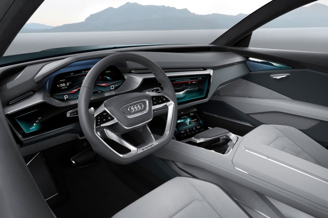 Audi wkracza w przyszłość z futurystyczną deską rozdzielczą i kierownicą wrażliwą na dotyk.