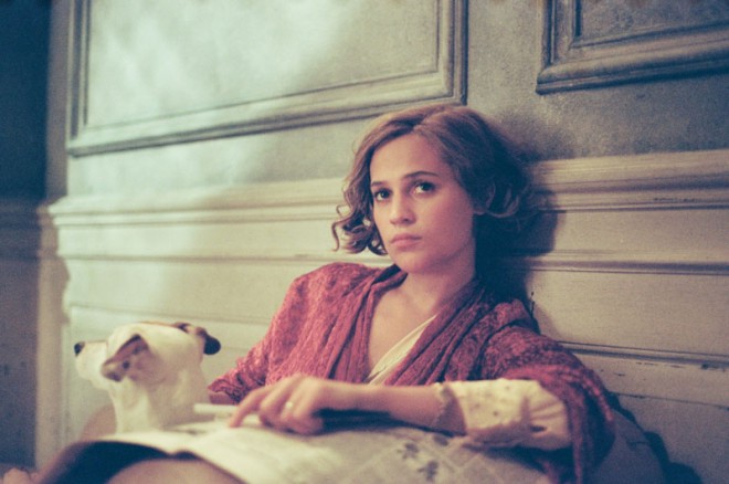 Alicia Vikander kot Gerda Wegener.